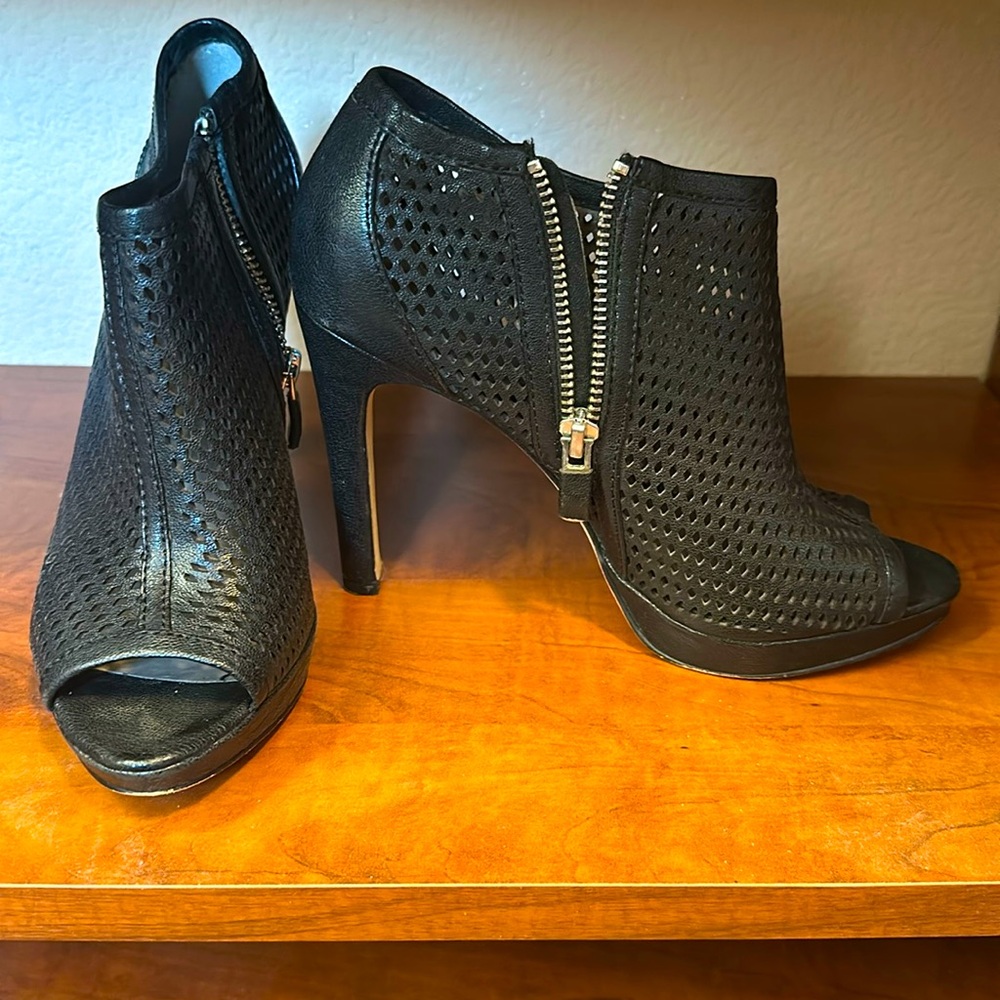 Vince Camuto size 6 shoes
Black 4 inch heels